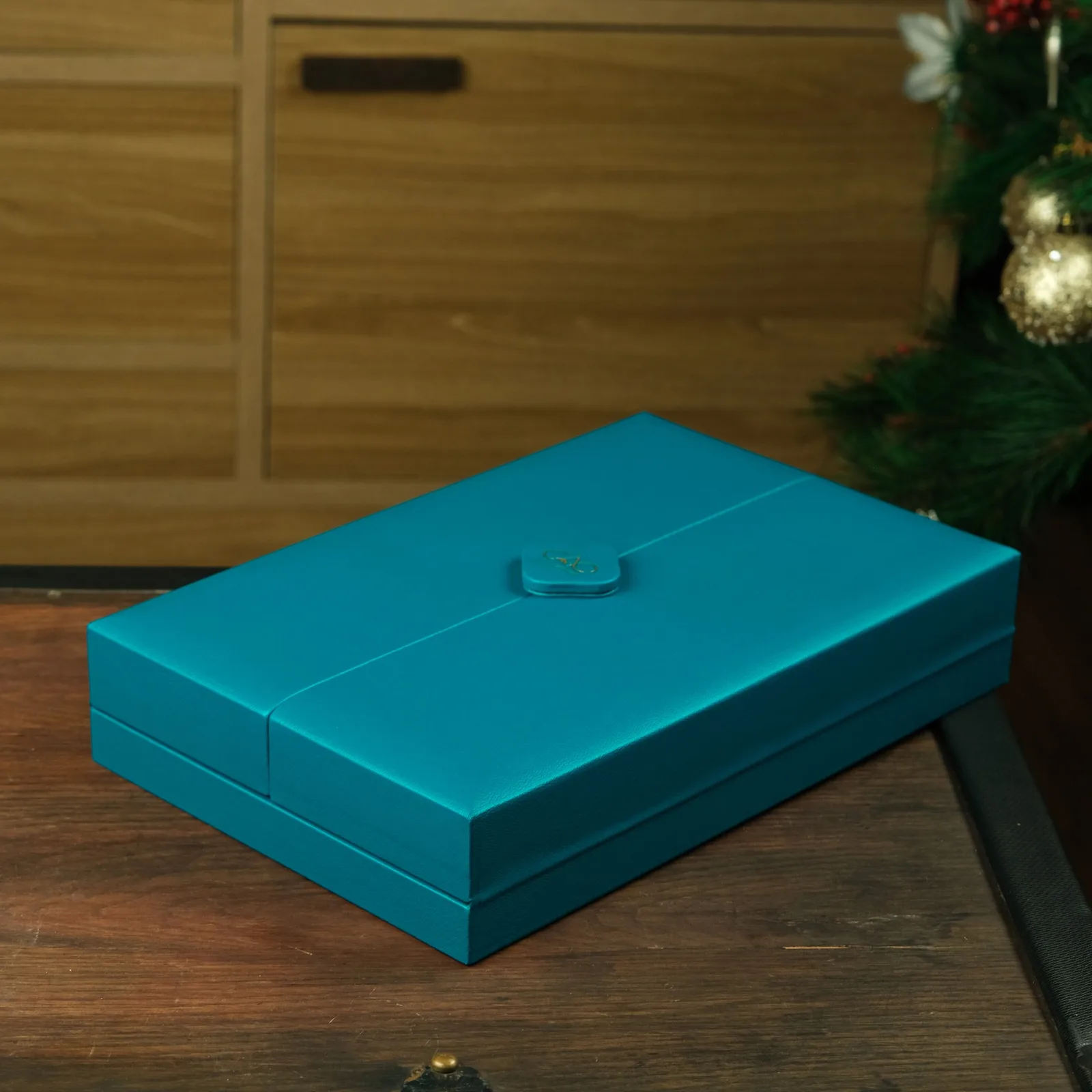 Ảnh Lifestyle Hộp da đựng trang sức màu xanh teal cánh mở đôi - Koi Leather