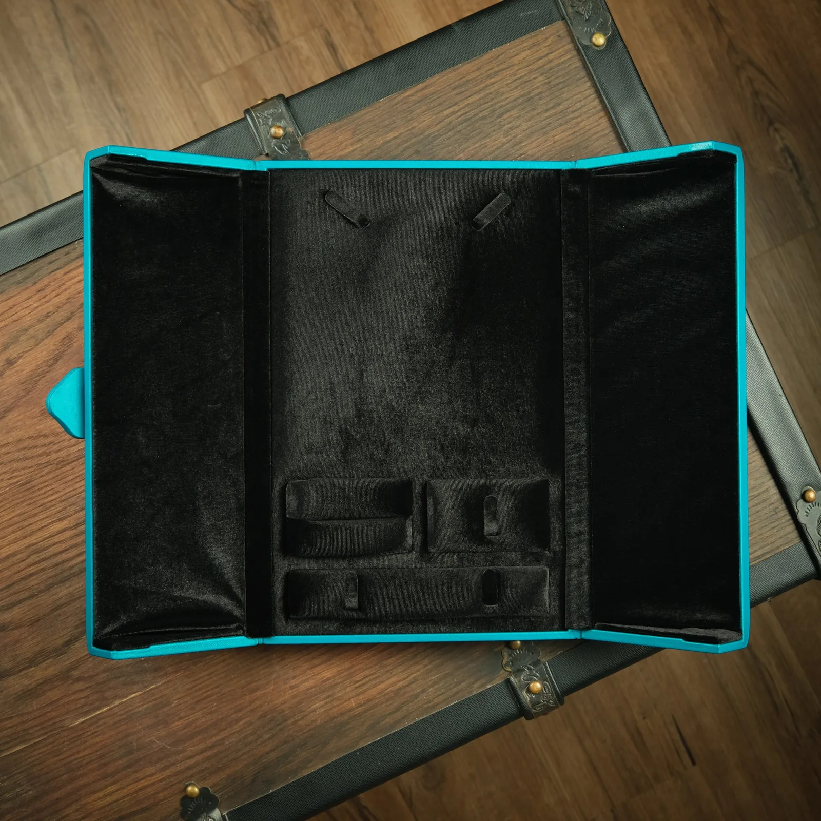 Ảnh Studio Hộp da đựng trang sức màu xanh teal cánh mở đôi - Koi Leather