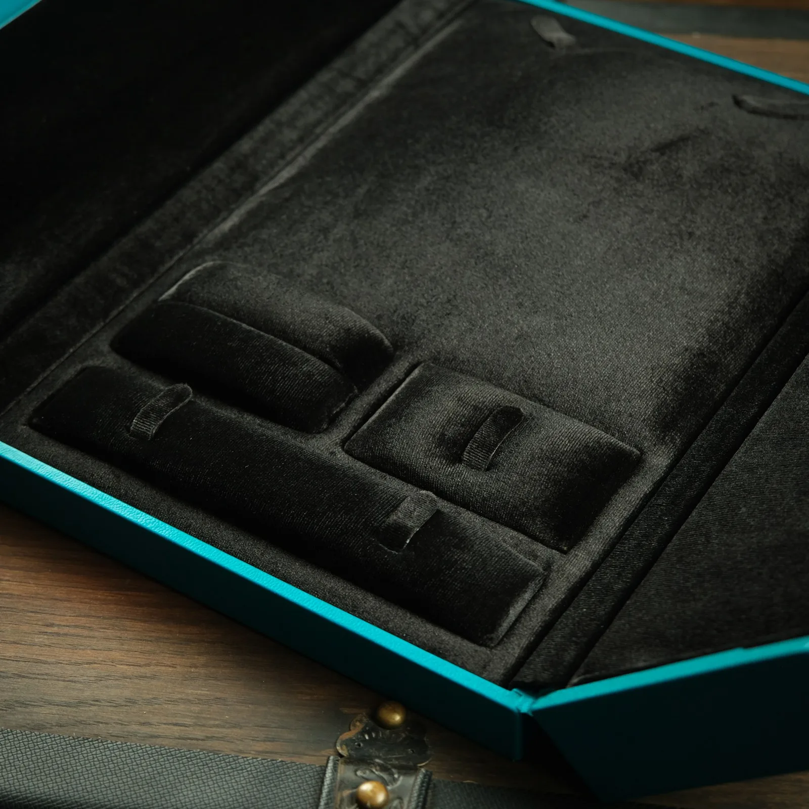 Ảnh Studio Hộp da đựng trang sức màu xanh teal cánh mở đôi - Koi Leather