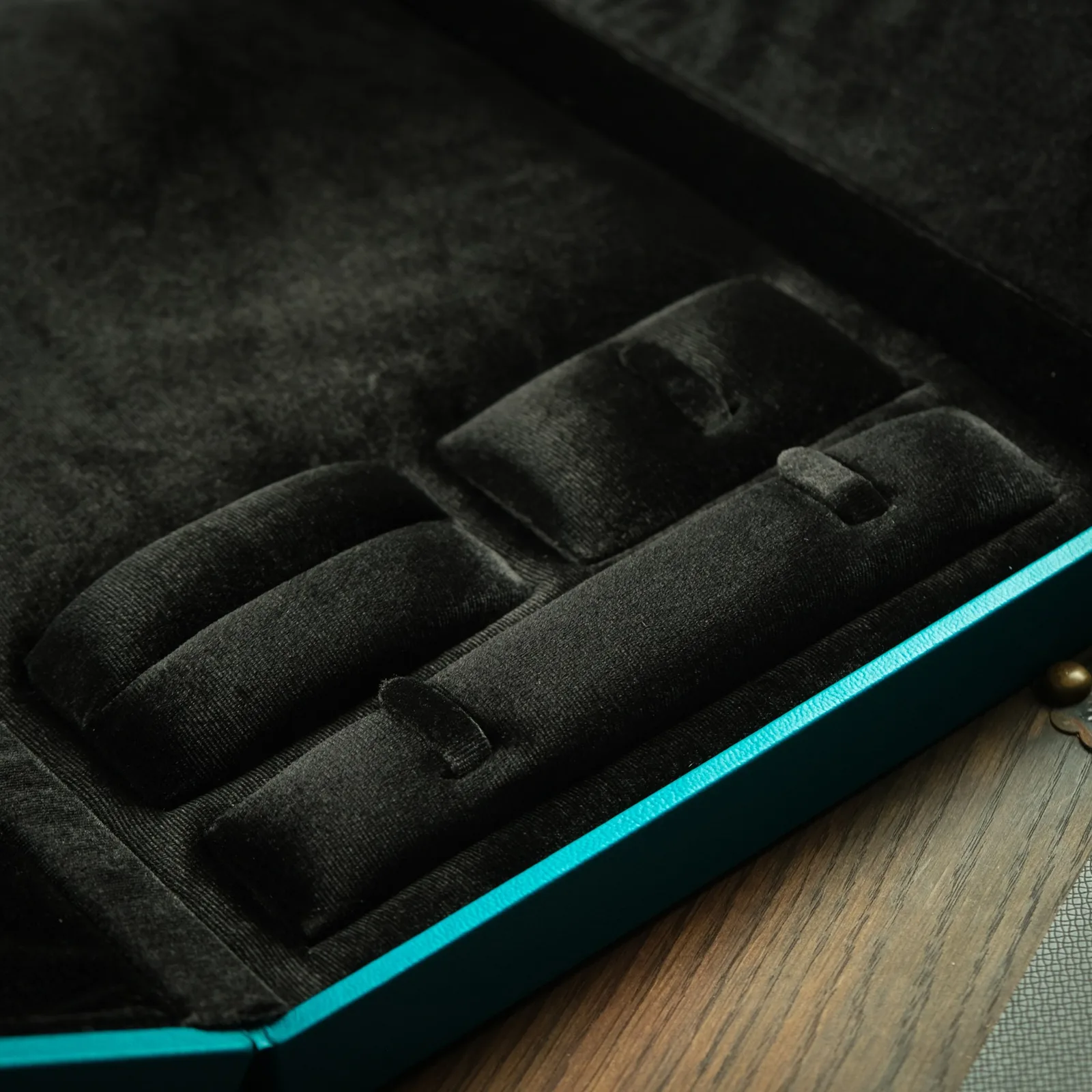 Ảnh Studio Hộp da đựng trang sức màu xanh teal cánh mở đôi - Koi Leather