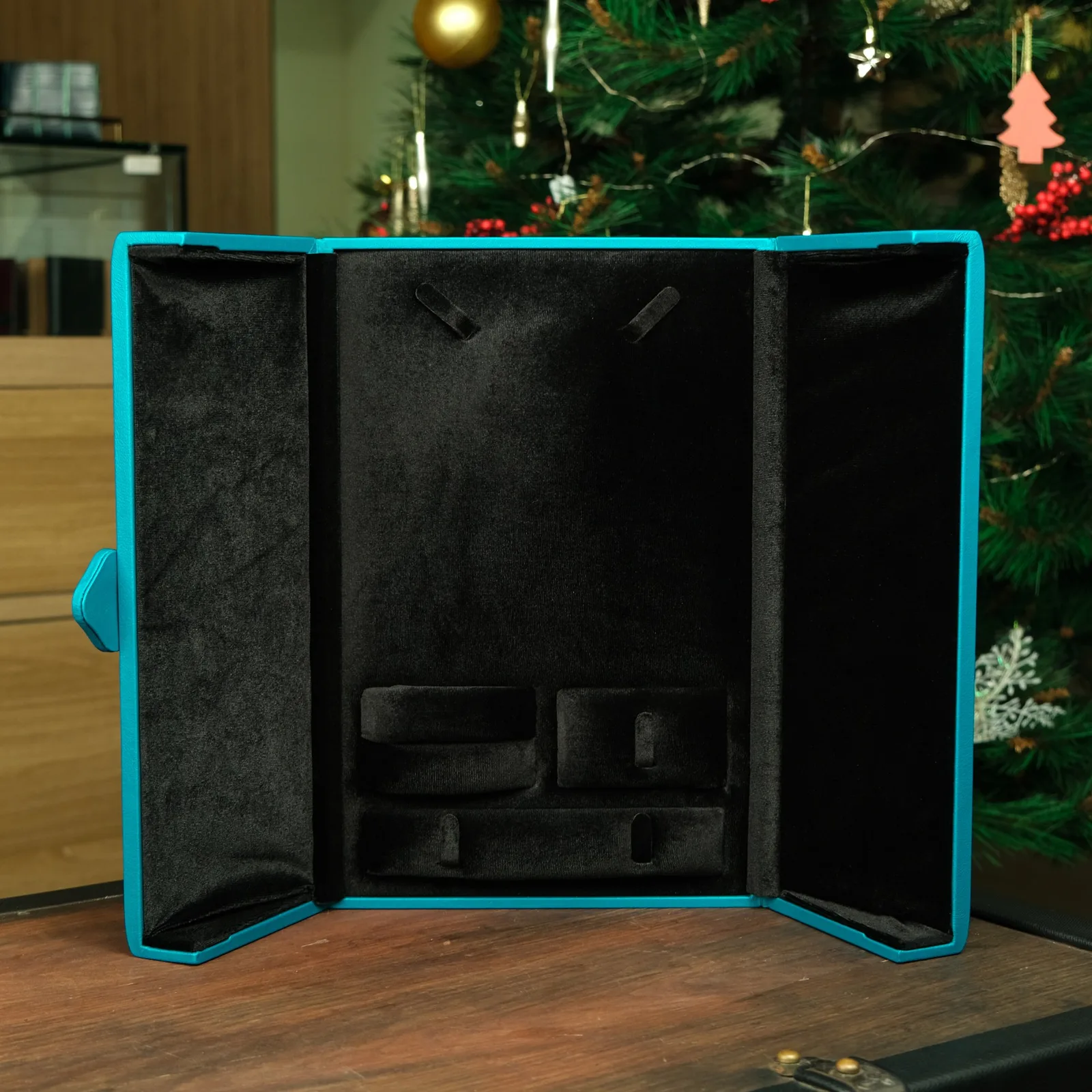 Ảnh Lifestyle Hộp da đựng trang sức màu xanh teal cánh mở đôi - Koi Leather
