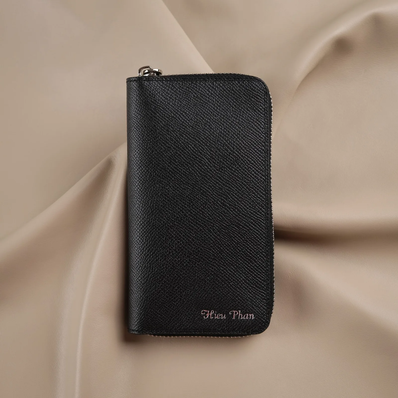 Ảnh Studio Bóp đựng bút da Epsom màu đen khoá zip - Koi Leather