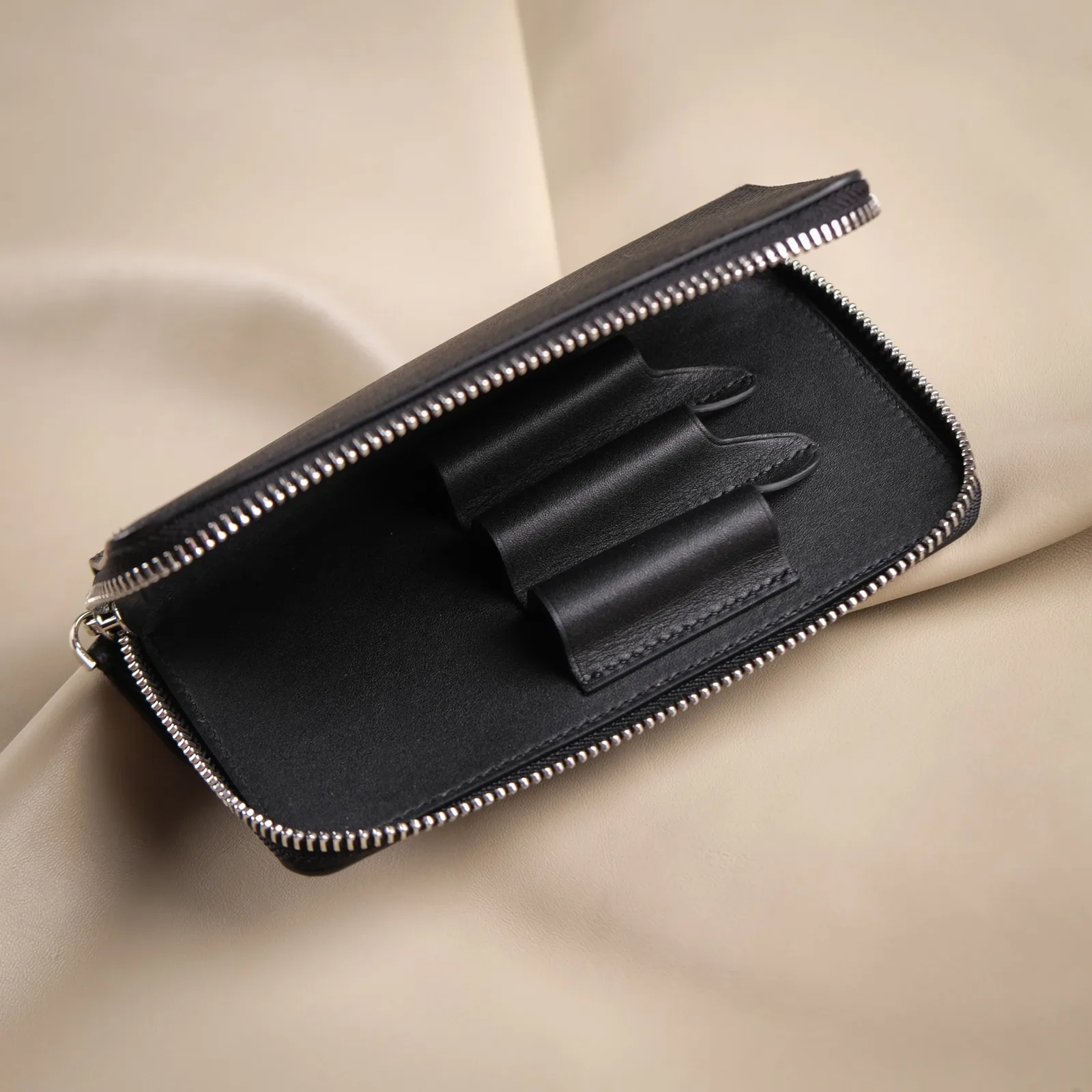 Ảnh Studio Bóp đựng bút da Epsom màu đen khoá zip - Koi Leather