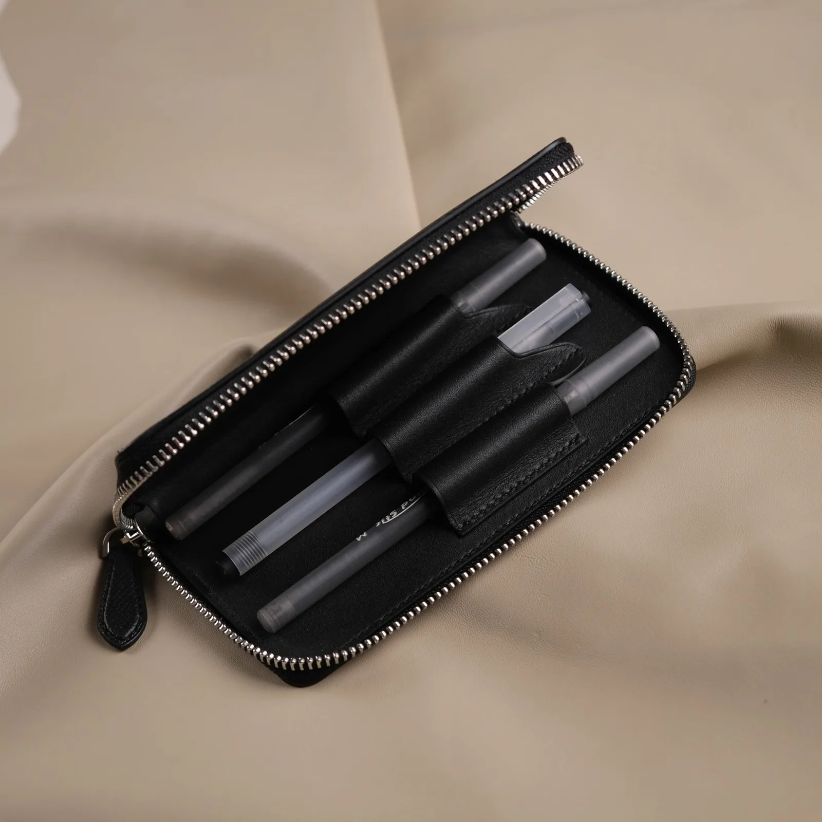 Ảnh Studio Bóp đựng bút da Epsom màu đen khoá zip - Koi Leather