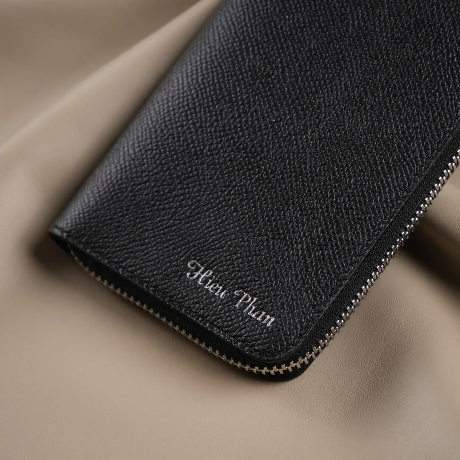Ảnh Bóp đựng bút da Epsom màu đen khoá zip - Koi Leather