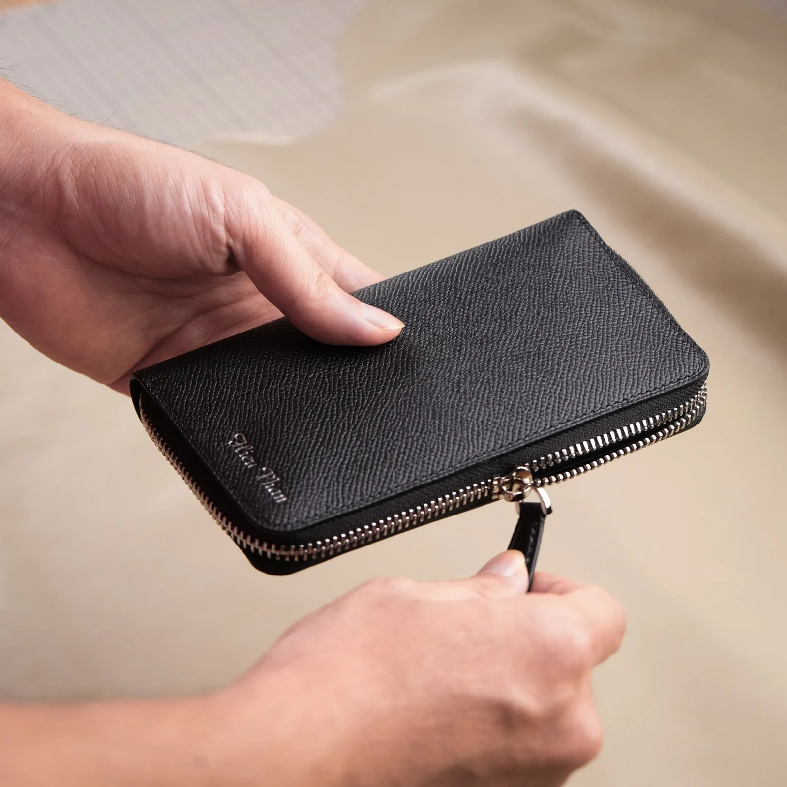 Ảnh Lifestyle Bóp đựng bút da Epsom màu đen khoá zip - Koi Leather