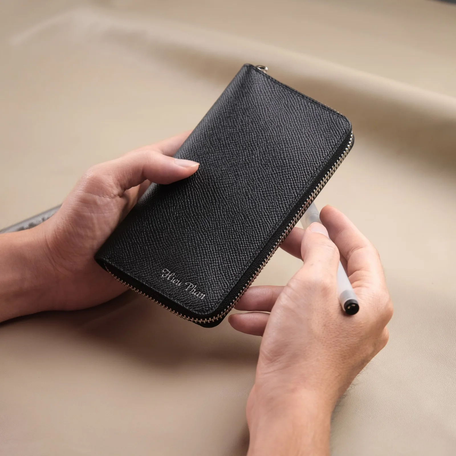 Ảnh Lifestyle Bóp đựng bút da Epsom màu đen khoá zip - Koi Leather