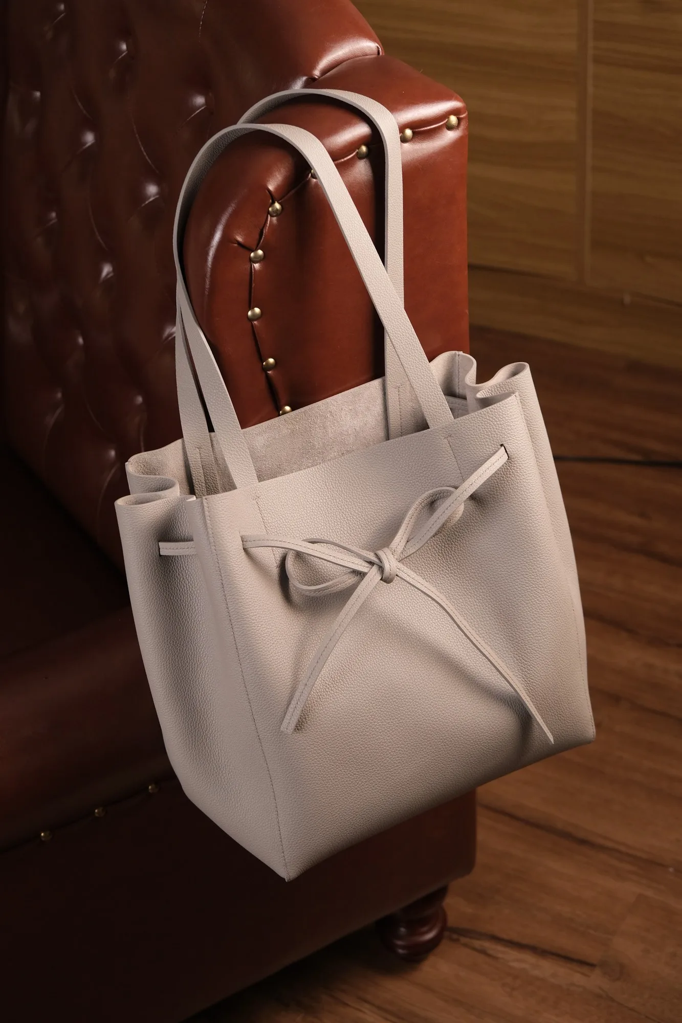 Ảnh Studio Túi tote da Togo màu xám quai đeo vai dáng thắt nơ - Koi Leather