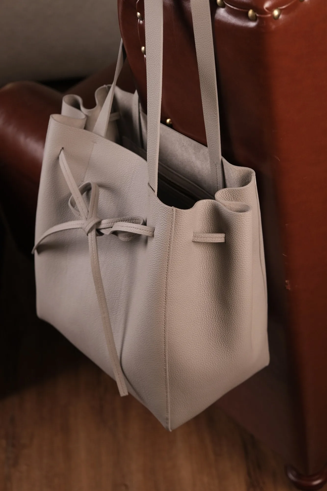 Ảnh Studio Túi tote da Togo màu xám quai đeo vai dáng thắt nơ - Koi Leather