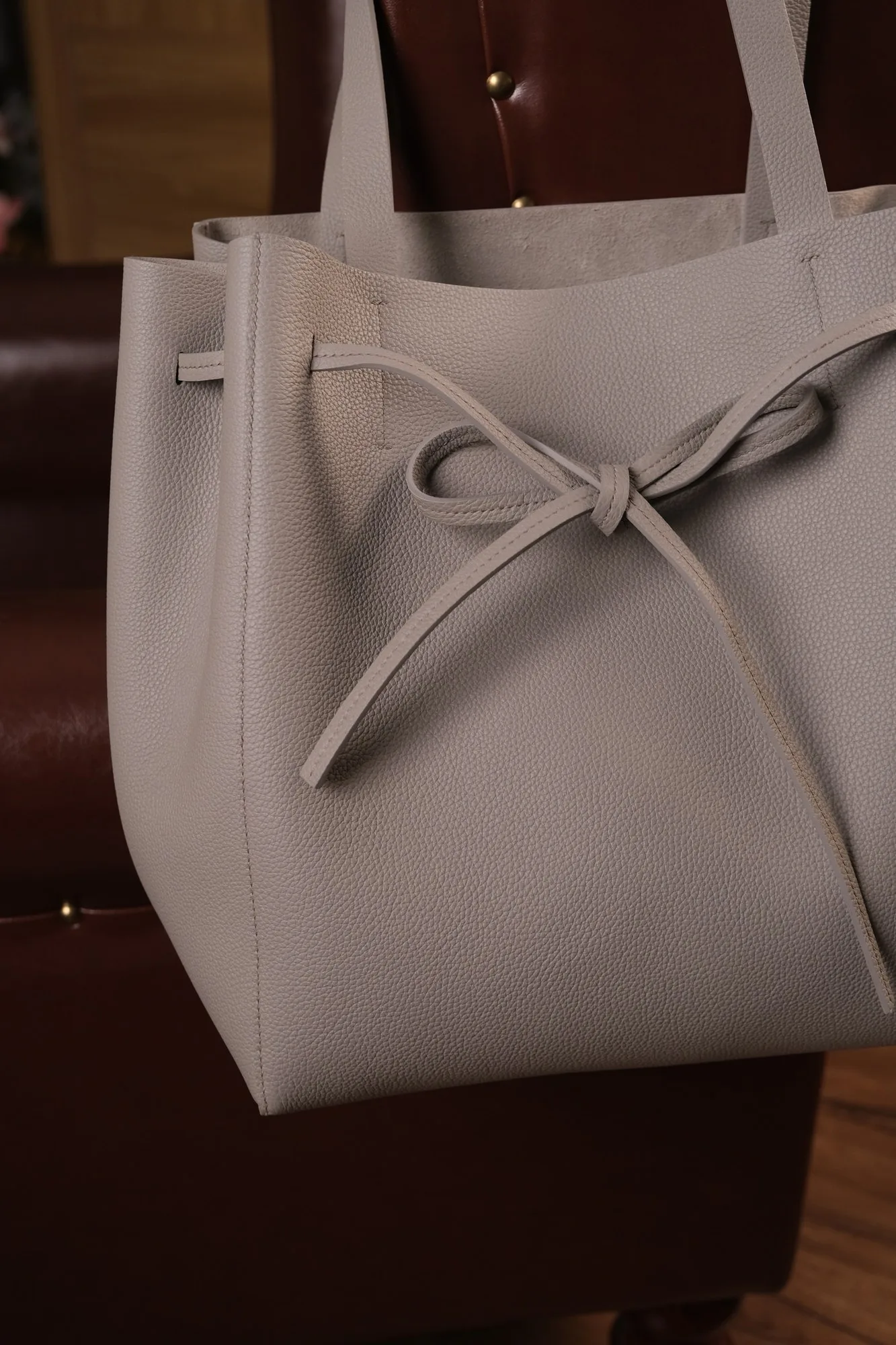 Ảnh Studio Túi tote da Togo màu xám quai đeo vai dáng thắt nơ - Koi Leather