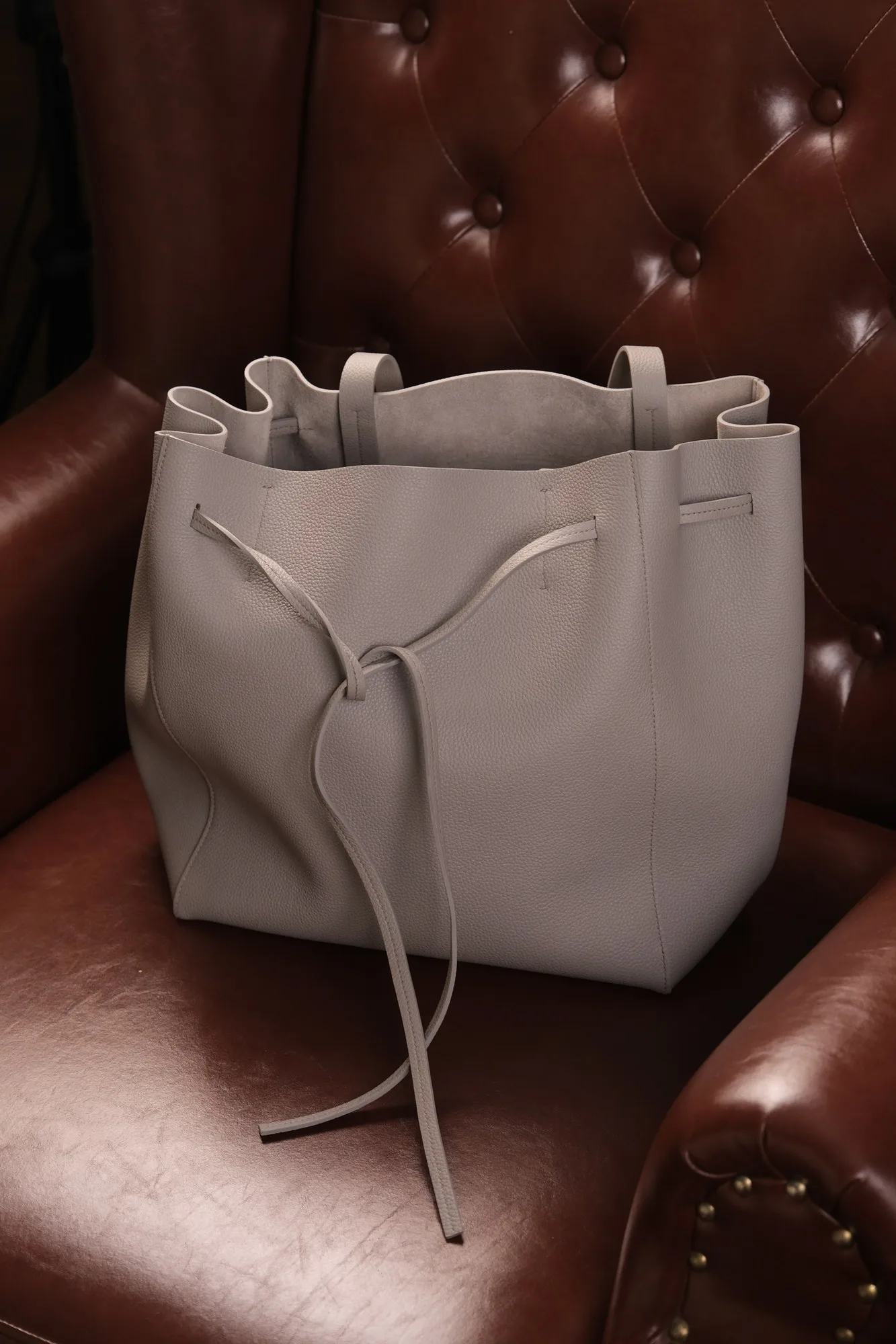 Ảnh Studio Túi tote da Togo màu xám quai đeo vai dáng thắt nơ - Koi Leather
