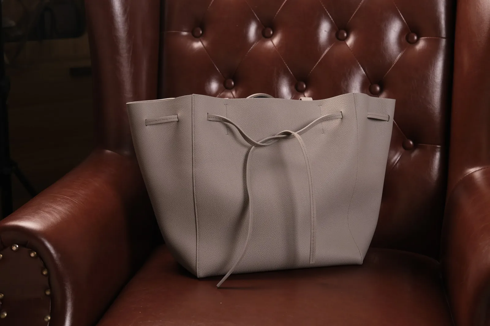 Ảnh Studio Túi tote da Togo màu xám quai đeo vai dáng thắt nơ - Koi Leather
