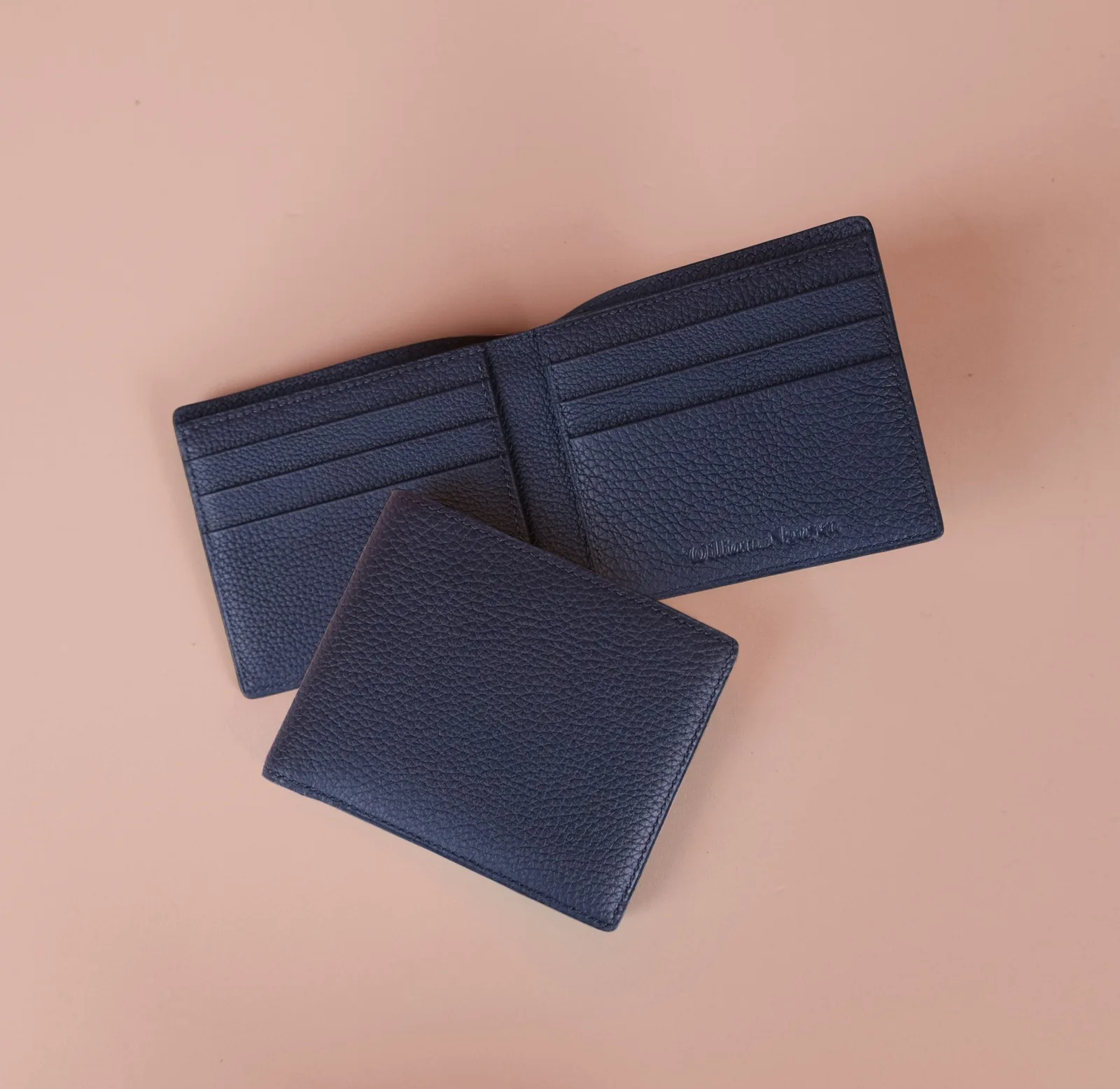 Ảnh Studio Ví bifold da Togo dáng ngang màu xanh navy - Koi Leather