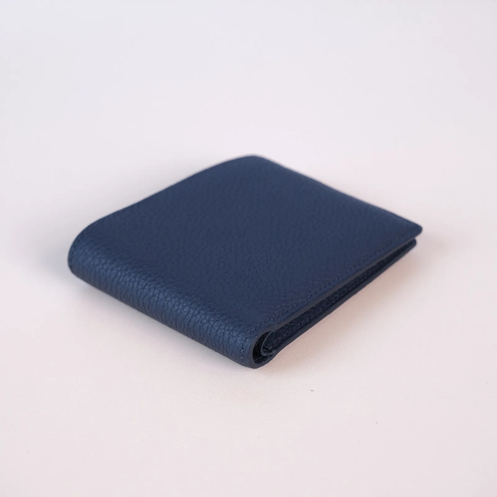 Ảnh Studio Ví bifold da Togo dáng ngang màu xanh navy - Koi Leather