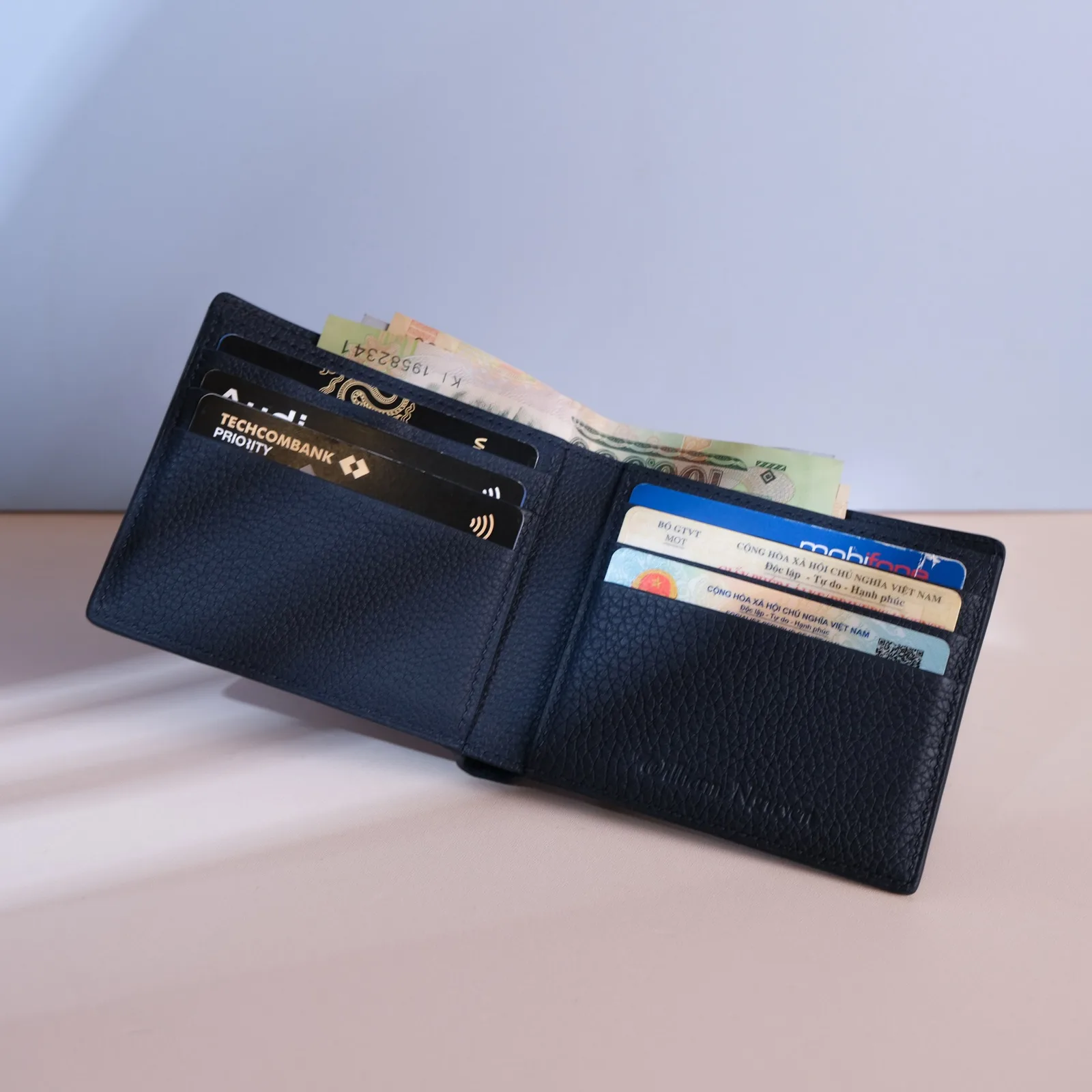 Ảnh Studio Ví bifold da Togo dáng ngang màu xanh navy - Koi Leather