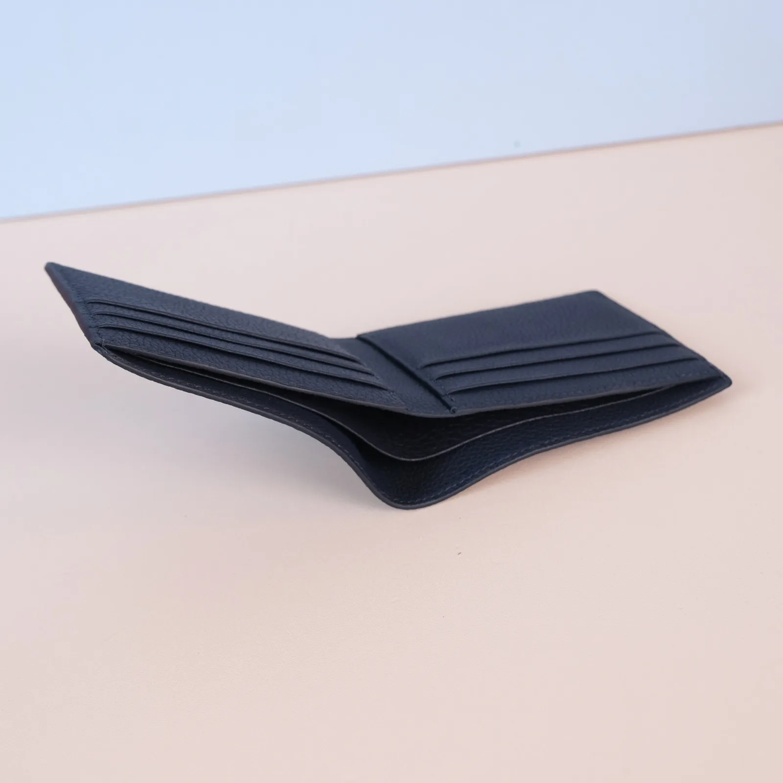 Ảnh Studio Ví bifold da Togo dáng ngang màu xanh navy - Koi Leather