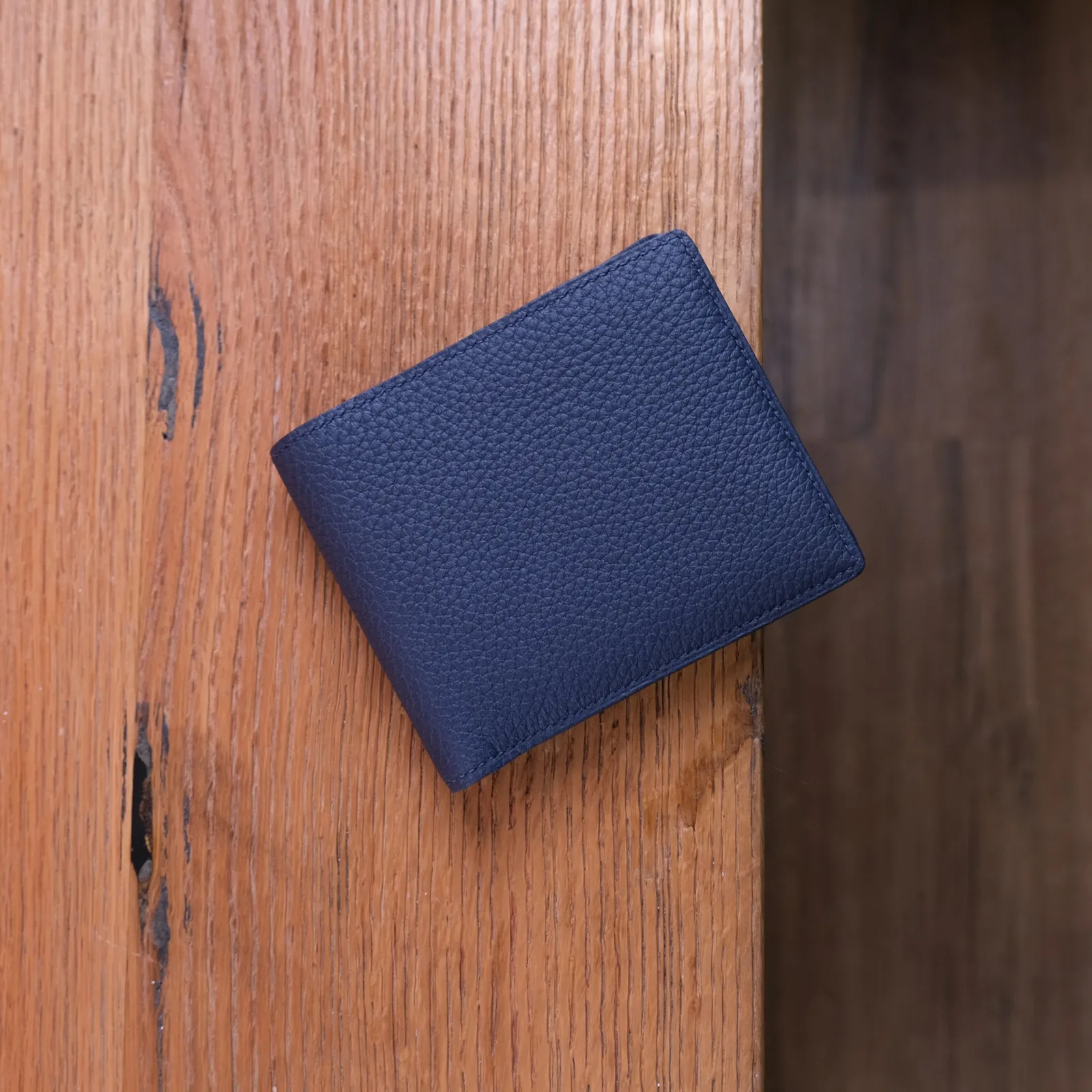 Ảnh Studio Ví bifold da Togo dáng ngang màu xanh navy - Koi Leather
