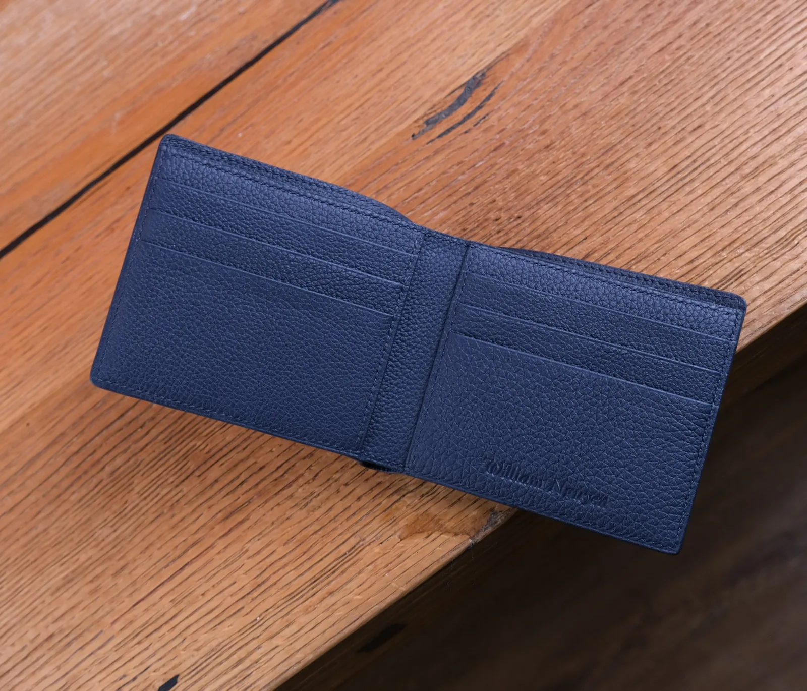 Ảnh Studio Ví bifold da Togo dáng ngang màu xanh navy - Koi Leather