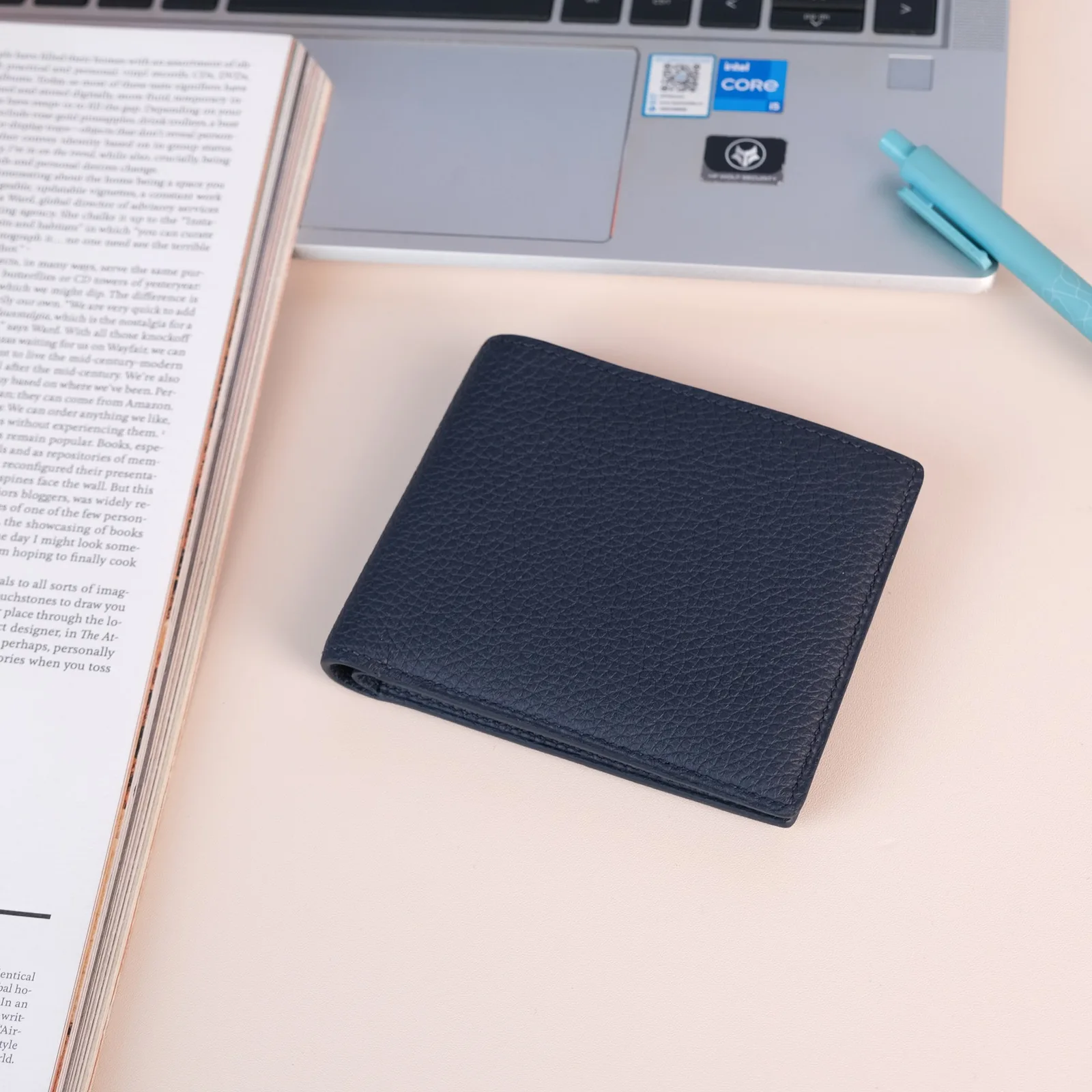 Ảnh Lifestyle Ví bifold da Togo dáng ngang màu xanh navy - Koi Leather