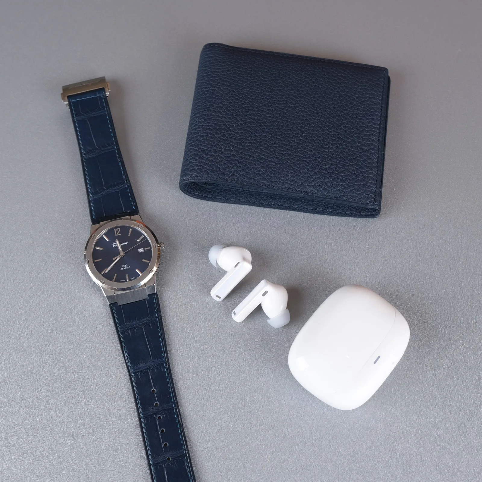 Ảnh Lifestyle Ví bifold da Togo dáng ngang màu xanh navy - Koi Leather