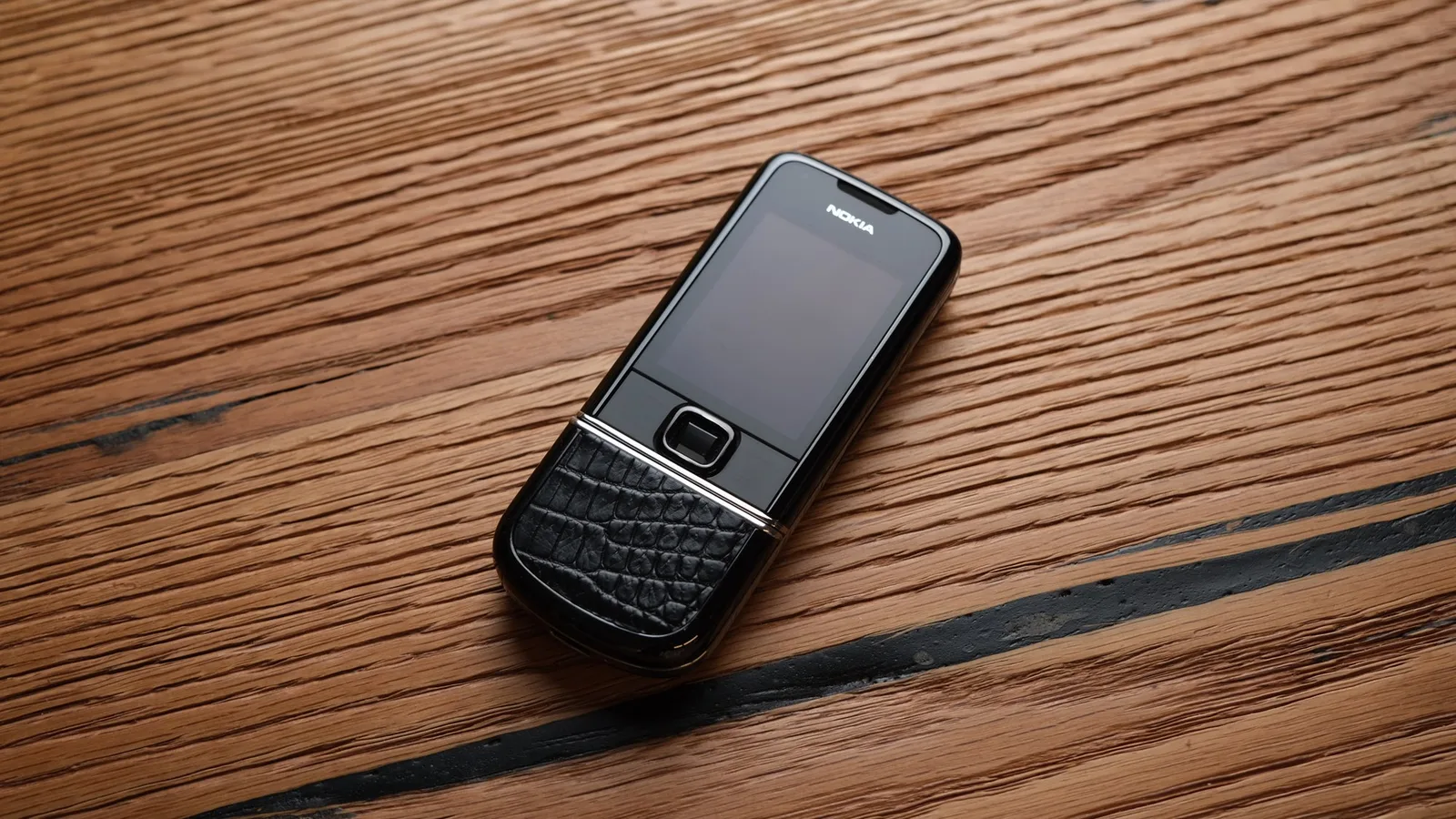 Ảnh Lifestyle Bộ da cá sấu dán điện thoại Nokia 8800 màu đen - Koi Leather