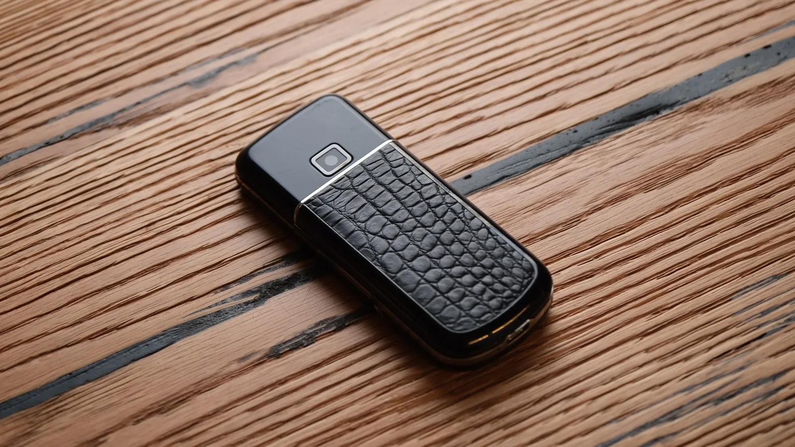 Ảnh Lifestyle Bộ da cá sấu dán điện thoại Nokia 8800 màu đen - Koi Leather