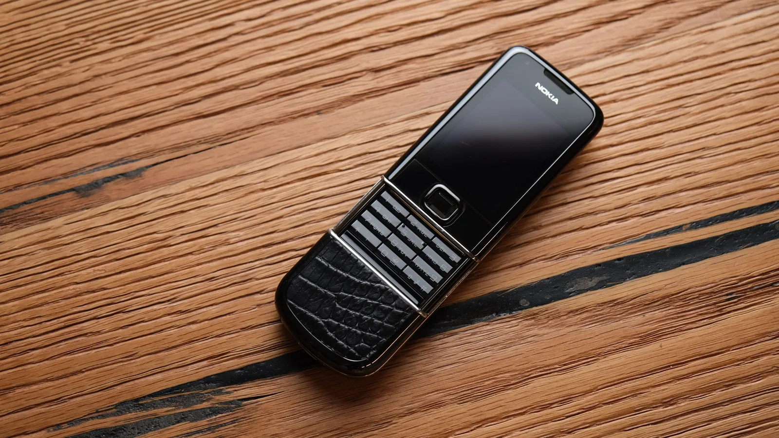 Ảnh Lifestyle Bộ da cá sấu dán điện thoại Nokia 8800 màu đen - Koi Leather