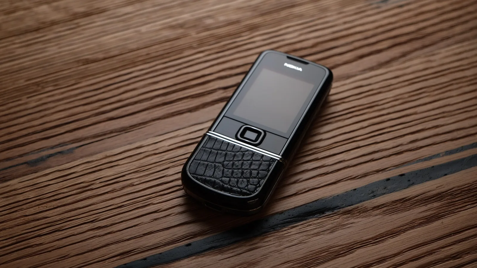 Ảnh Lifestyle Bộ da cá sấu dán điện thoại Nokia 8800 màu đen - Koi Leather