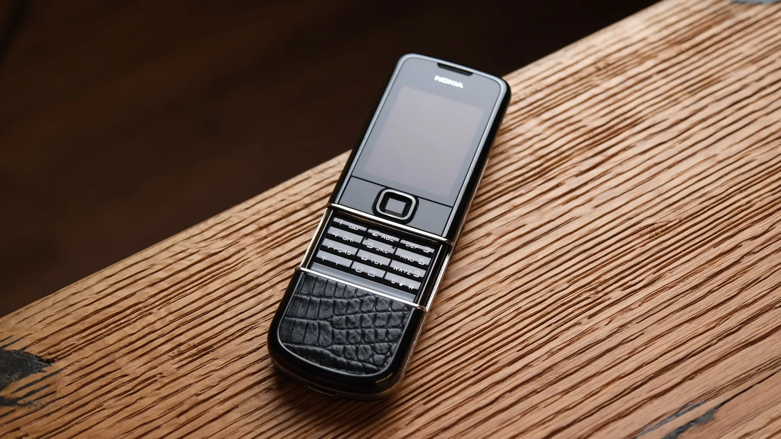 Ảnh Lifestyle Bộ da cá sấu dán điện thoại Nokia 8800 màu đen - Koi Leather