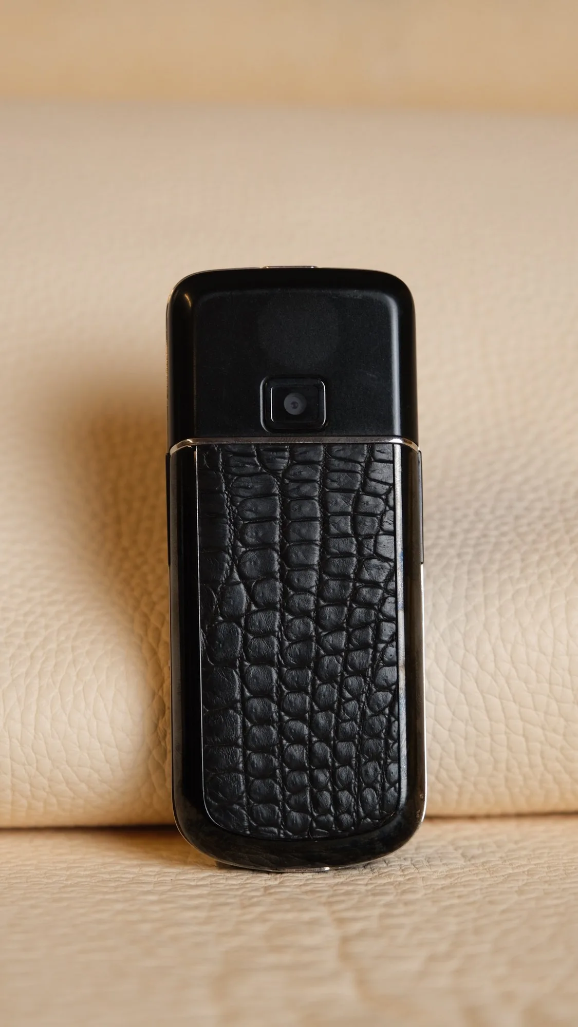 Ảnh Studio Bộ da cá sấu dán điện thoại Nokia 8800 màu đen - Koi Leather