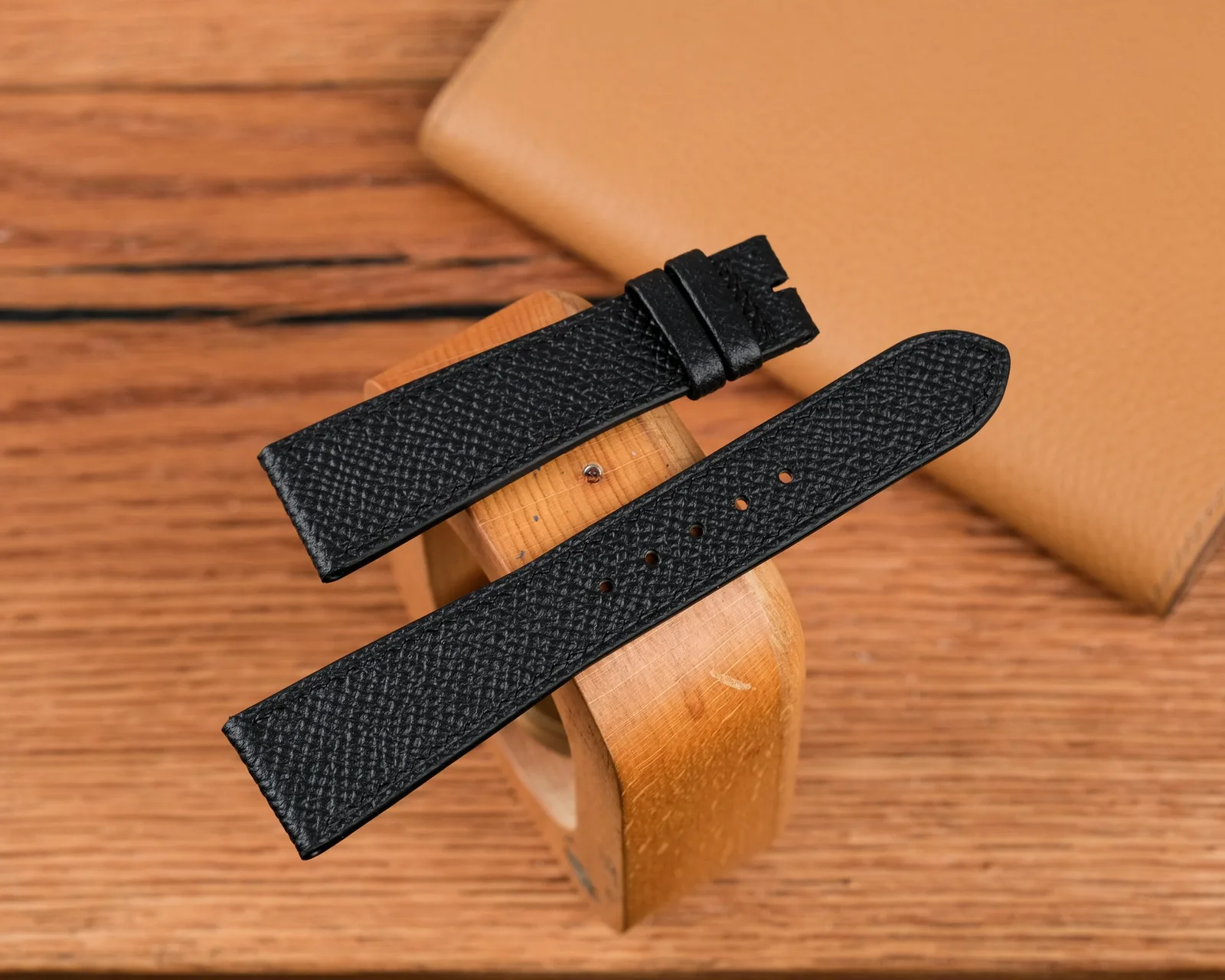 Ảnh Studio Dây đồng hồ da bò Epsom màu đen - Koi Leather
