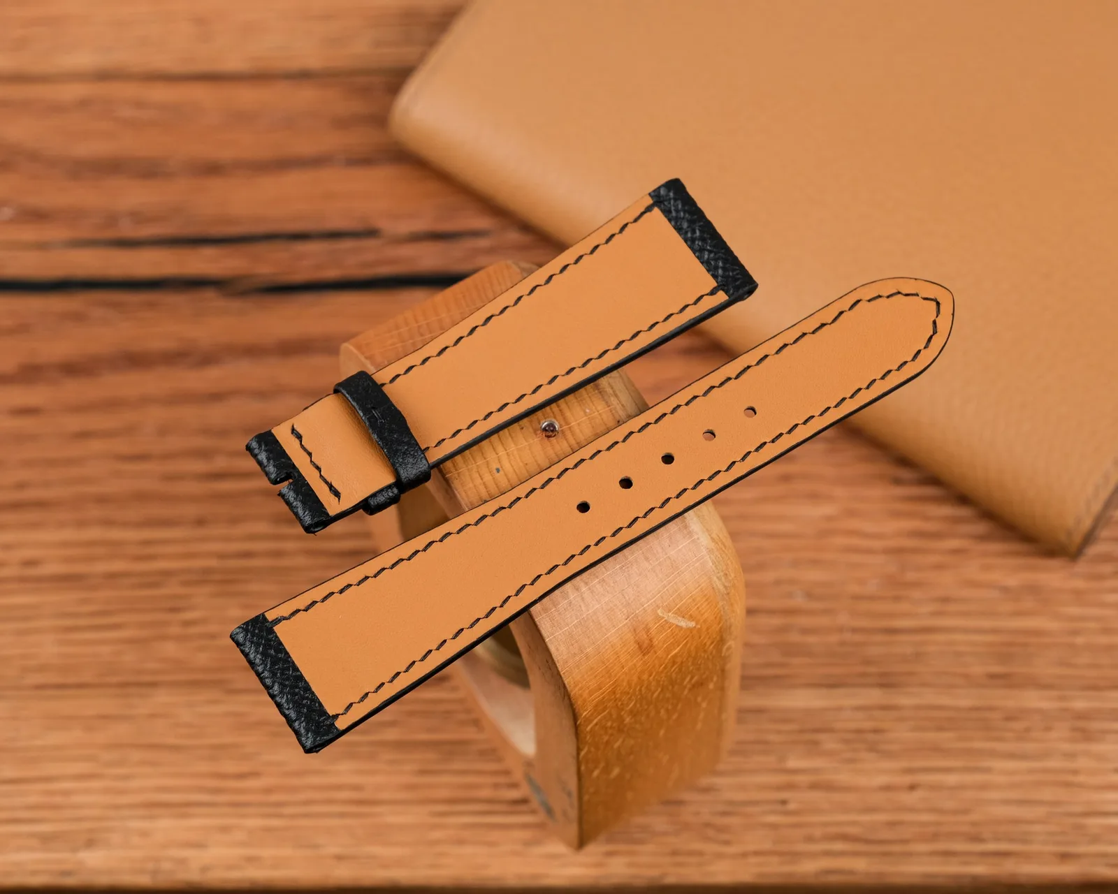 Ảnh Studio Dây đồng hồ da bò Epsom màu đen - Koi Leather