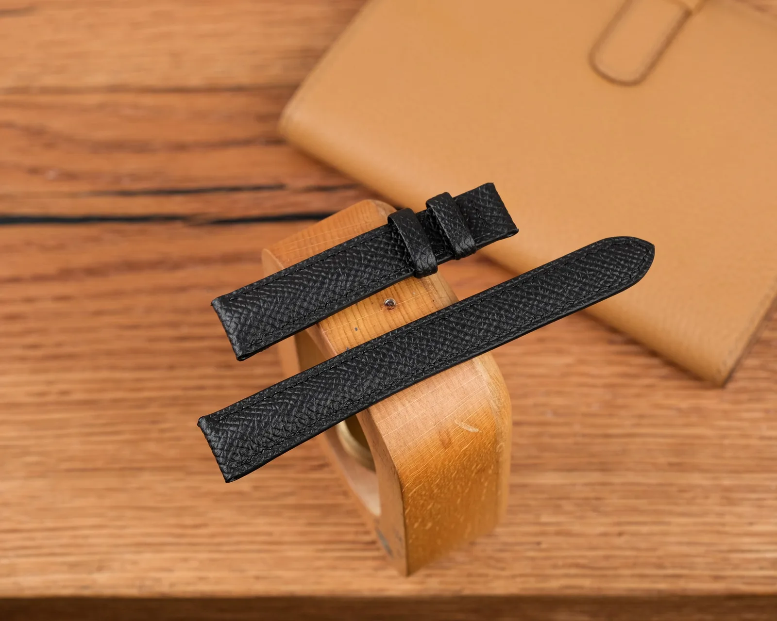 Ảnh Studio Dây đồng hồ da bò Epsom màu đen - Koi Leather