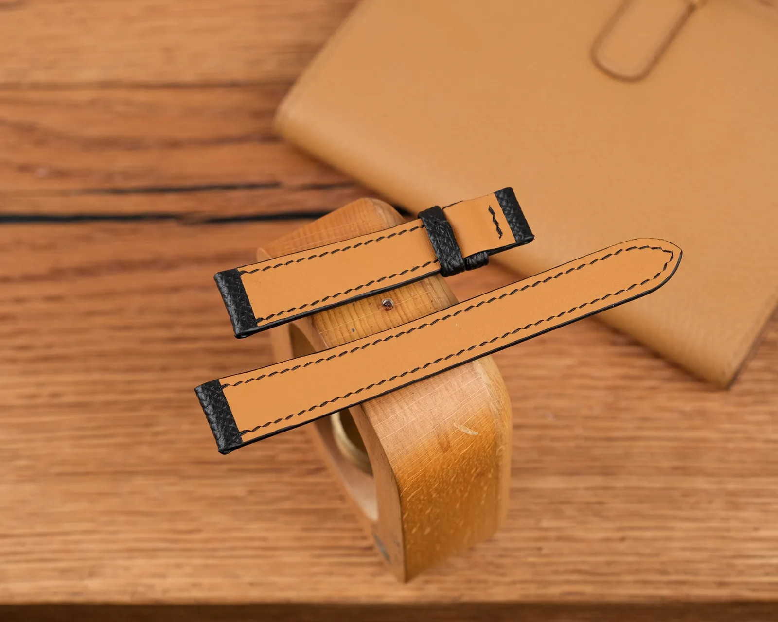 Ảnh Studio Dây đồng hồ da bò Epsom màu đen - Koi Leather