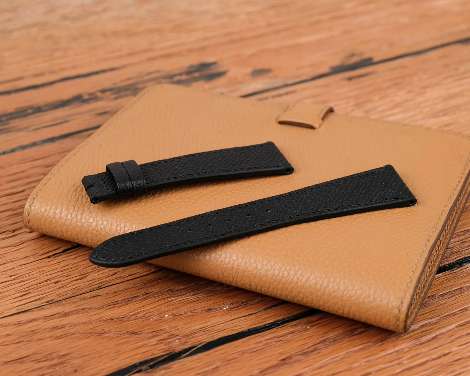 Ảnh Lifestyle Dây đồng hồ da bò Epsom màu đen - Koi Leather