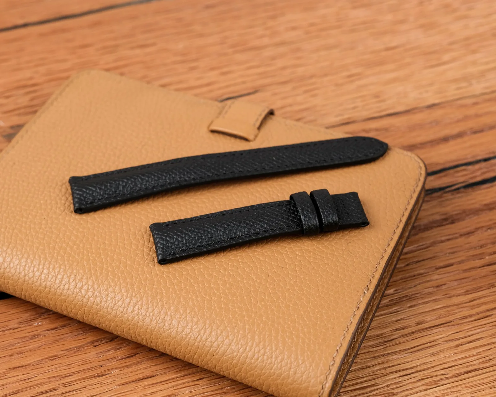 Ảnh Lifestyle Dây đồng hồ da bò Epsom màu đen - Koi Leather