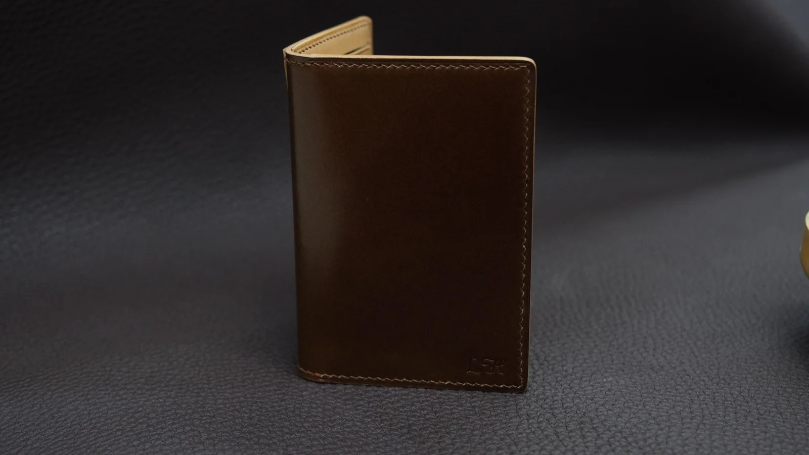Ảnh Studio Ví đựng thẻ gập đôi da Shell Cordovan màu nâu - Koi Leather