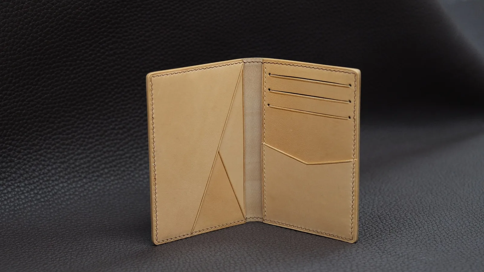 Ảnh Studio Ví đựng thẻ gập đôi da Shell Cordovan màu nâu - Koi Leather