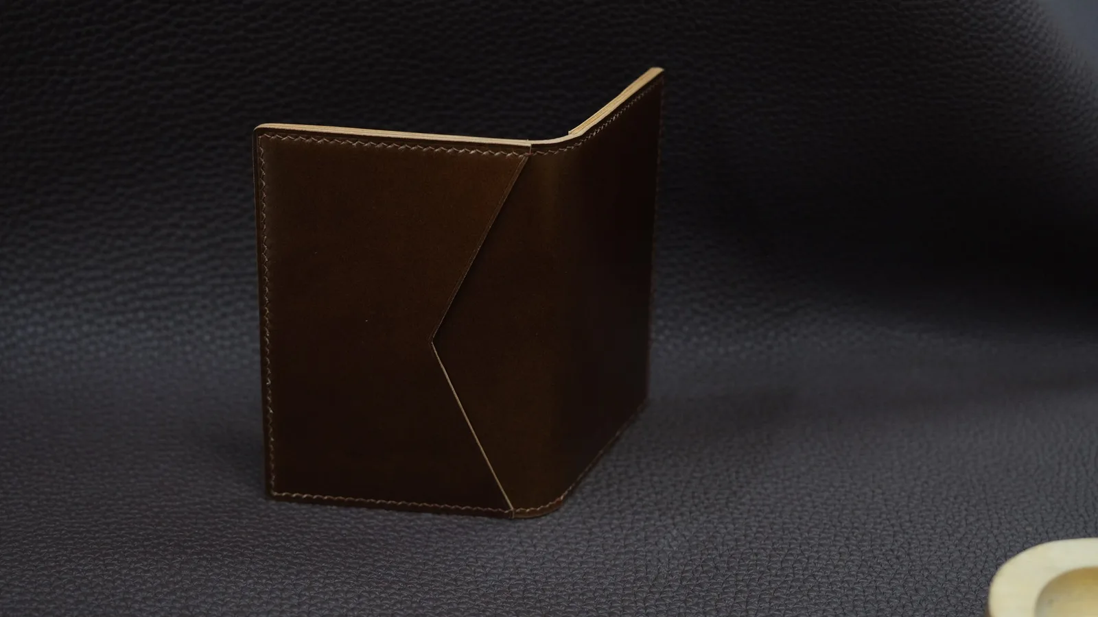 Ảnh Studio Ví đựng thẻ gập đôi da Shell Cordovan màu nâu - Koi Leather