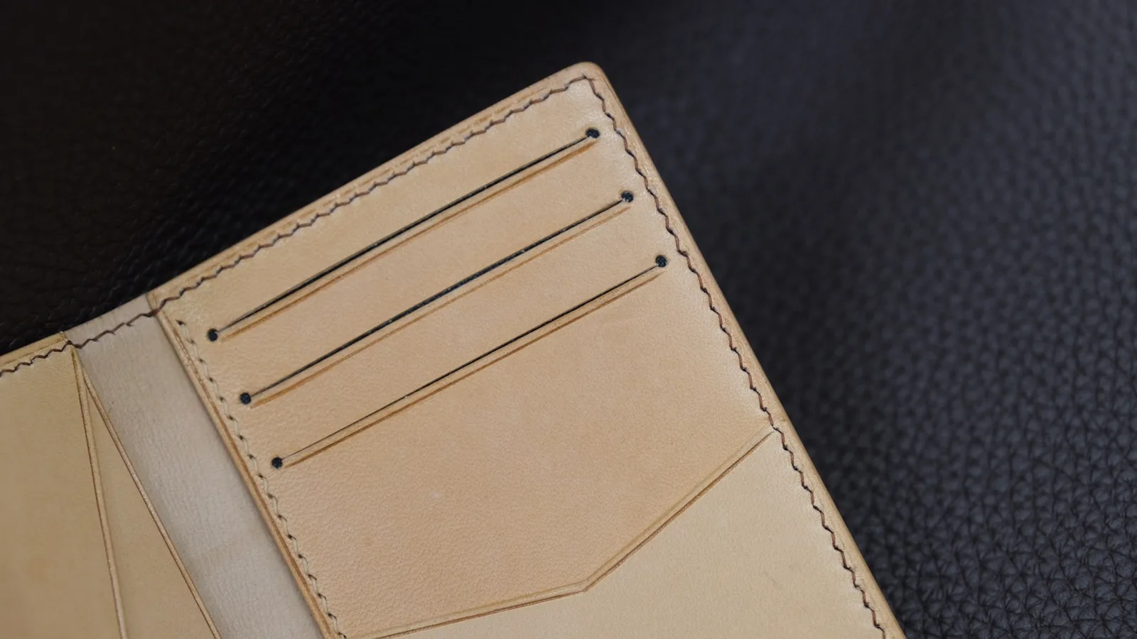 Ảnh Studio Ví đựng thẻ gập đôi da Shell Cordovan màu nâu - Koi Leather
