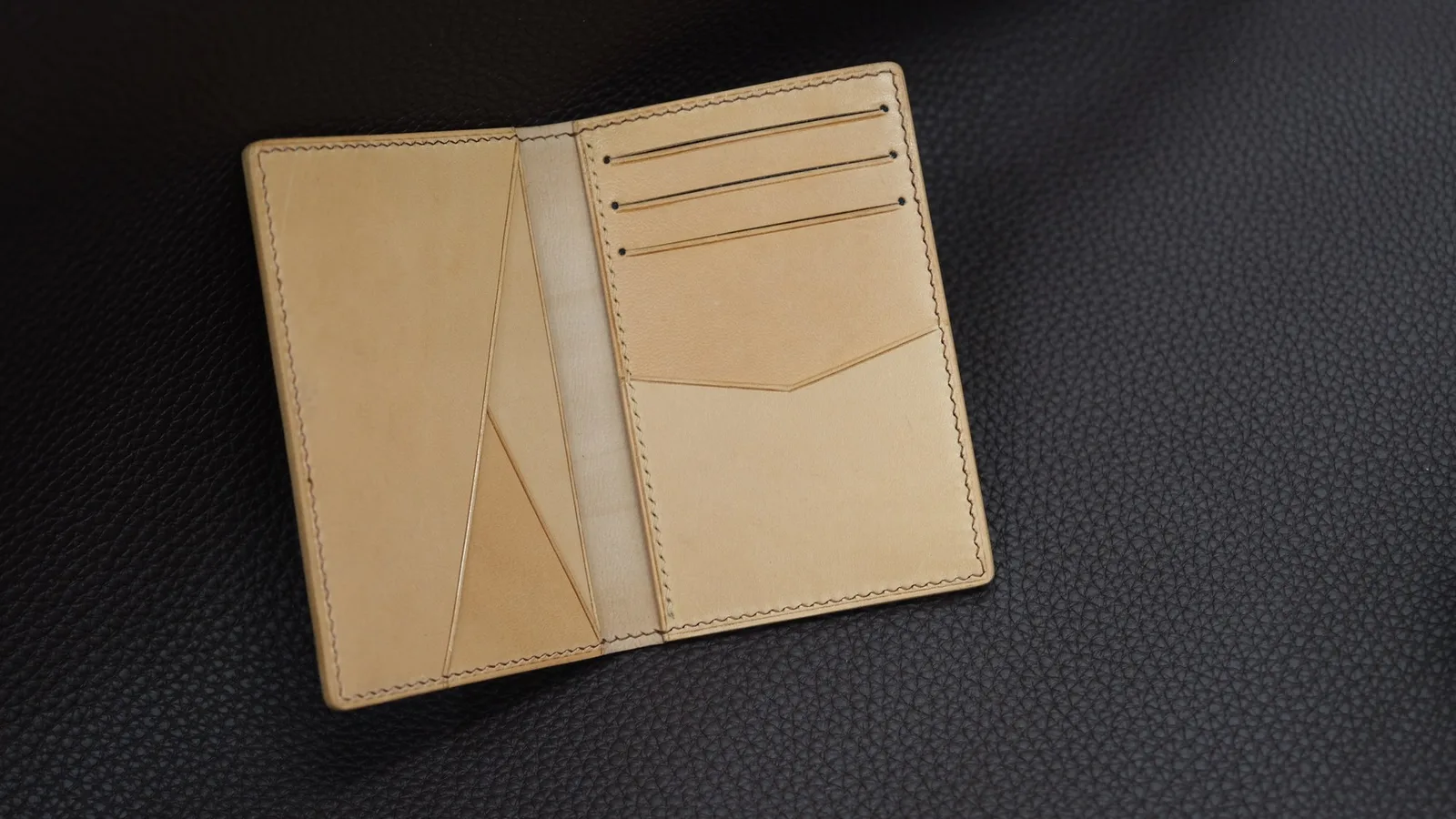 Ảnh Studio Ví đựng thẻ gập đôi da Shell Cordovan màu nâu - Koi Leather