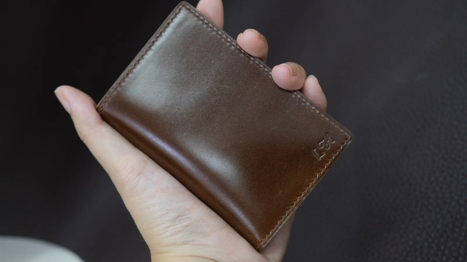 Ảnh Lifestyle Ví đựng thẻ gập đôi da Shell Cordovan màu nâu - Koi Leather
