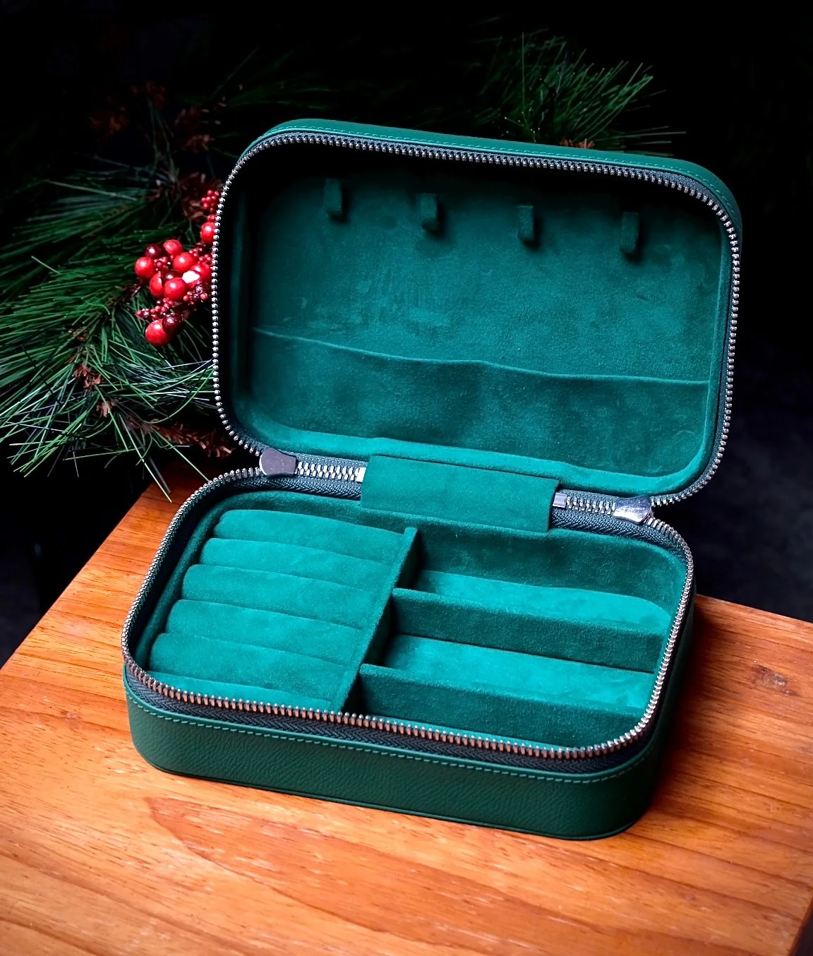 Ảnh Lifestyle Hộp đựng trang sức da Epsom màu xanh lá khóa zip - Koi Leather