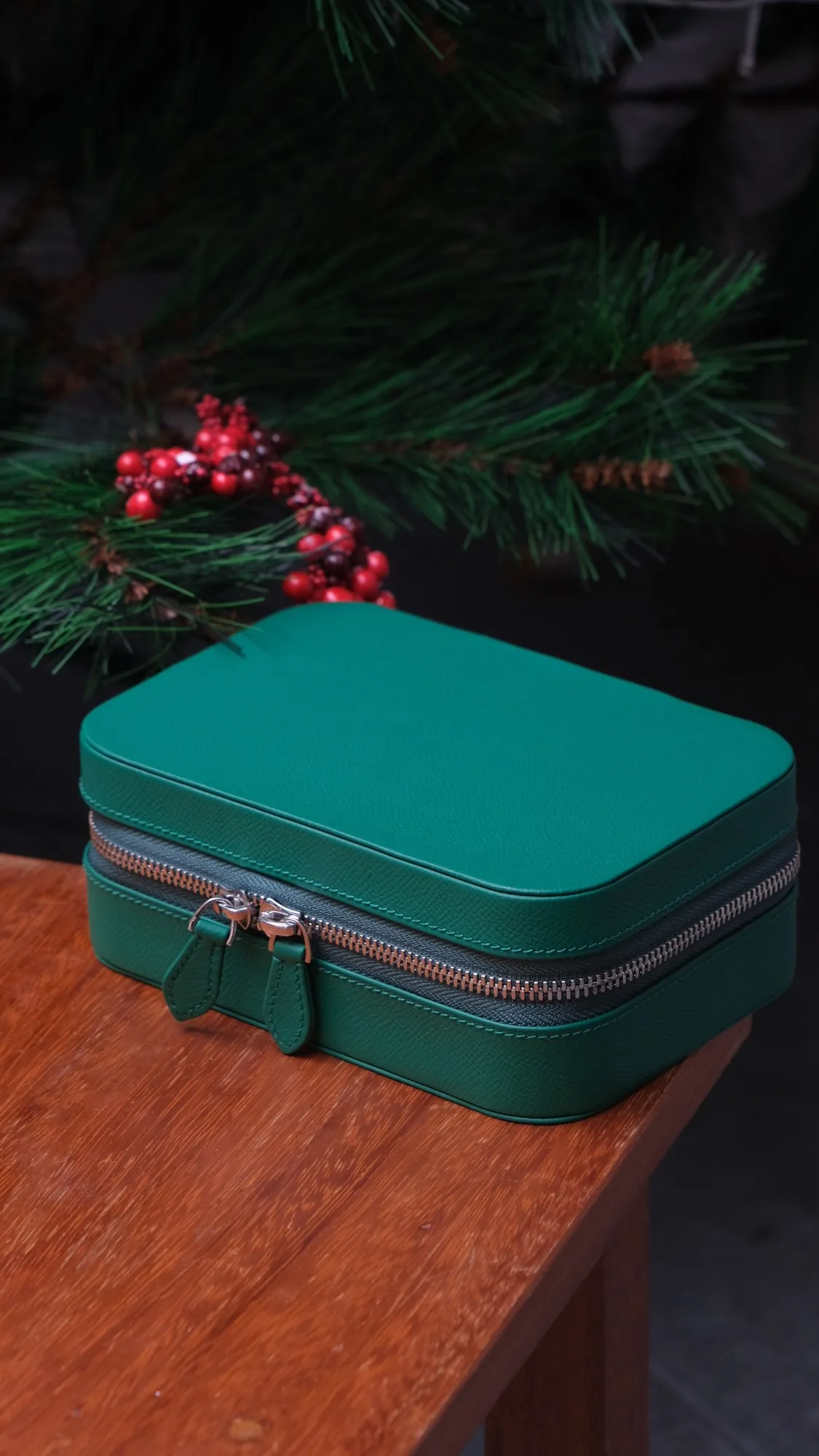Ảnh Lifestyle Hộp đựng trang sức da Epsom màu xanh lá khóa zip - Koi Leather