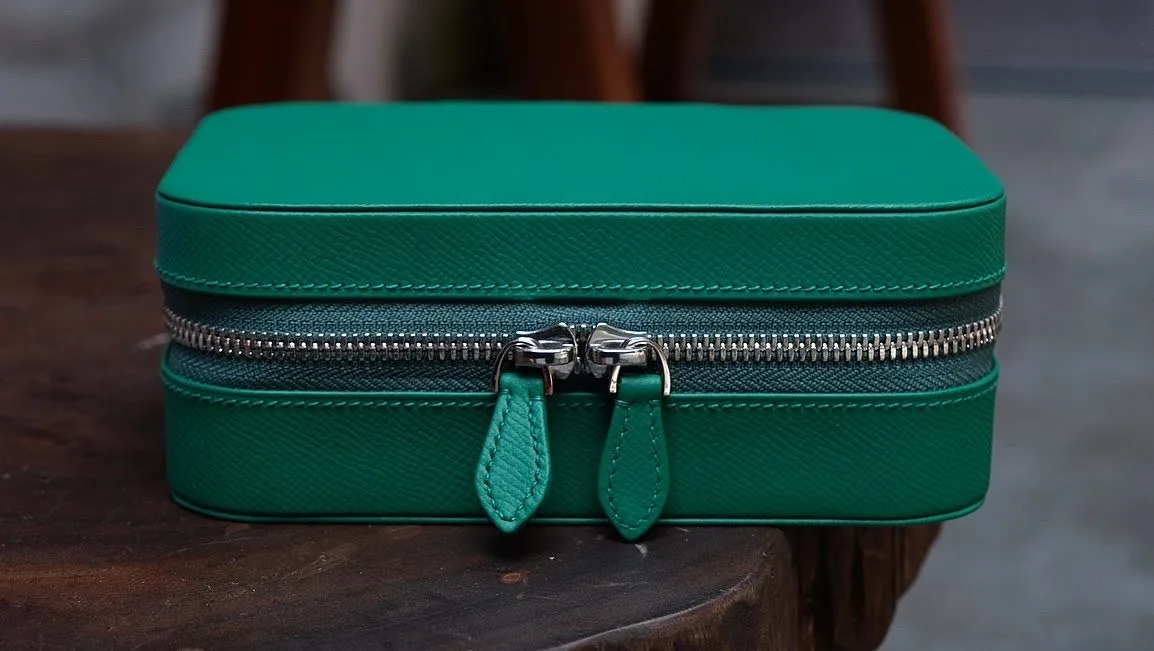 Ảnh Studio Hộp đựng trang sức da Epsom màu xanh lá khóa zip - Koi Leather