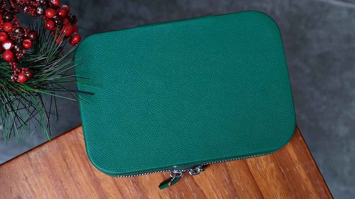 Ảnh Lifestyle Hộp đựng trang sức da Epsom màu xanh lá khóa zip - Koi Leather