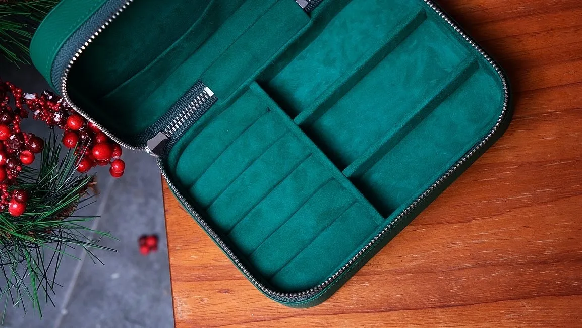Ảnh Lifestyle Hộp đựng trang sức da Epsom màu xanh lá khóa zip - Koi Leather