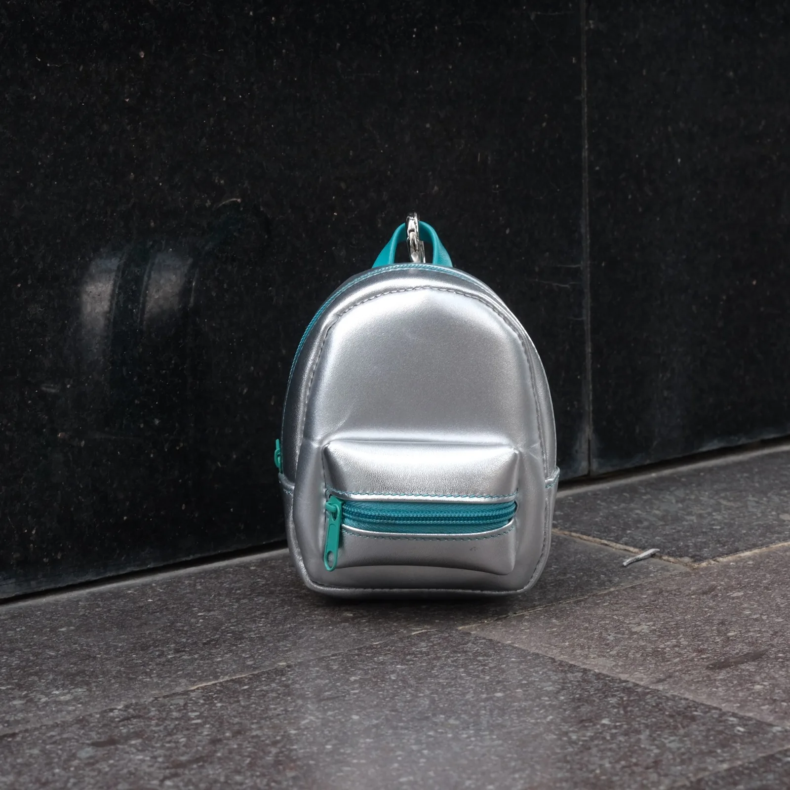 Ảnh Studio Charm balo mini da ánh bạc phối khóa kéo màu - Koi Leather