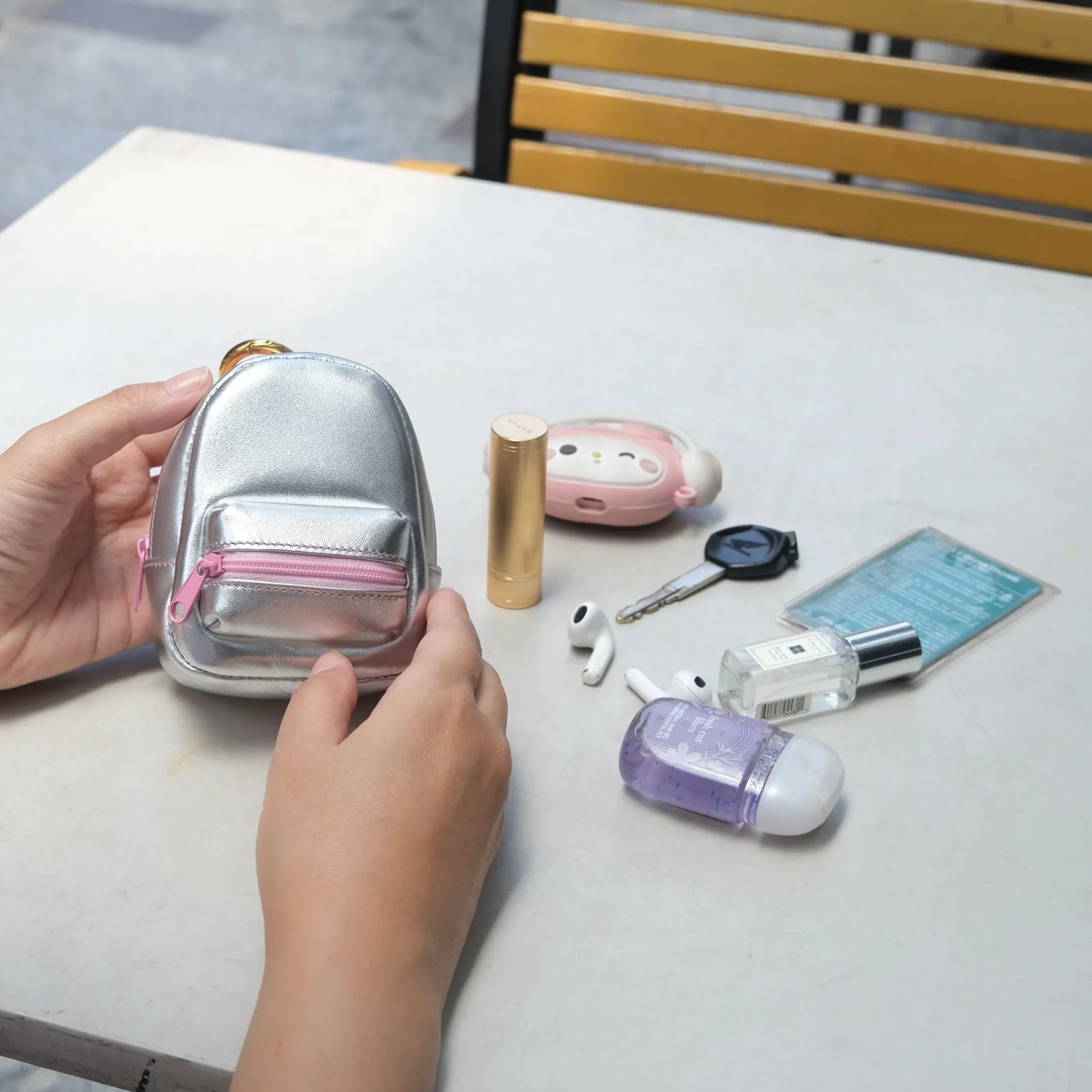 Ảnh Lifestyle Charm balo mini da ánh bạc phối khóa kéo màu - Koi Leather