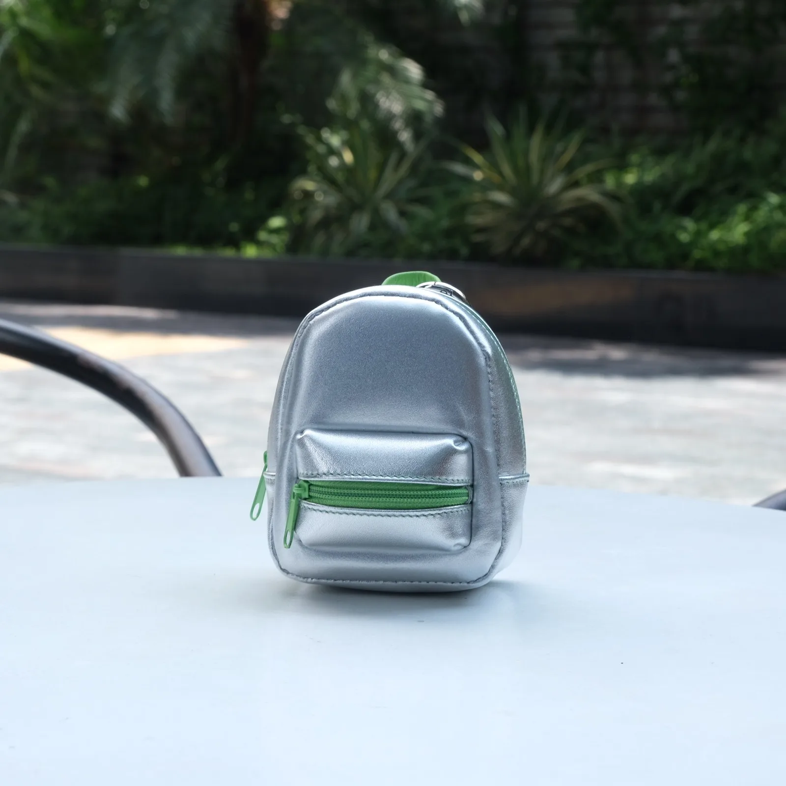 Ảnh Studio Charm balo mini da ánh bạc phối khóa kéo màu - Koi Leather